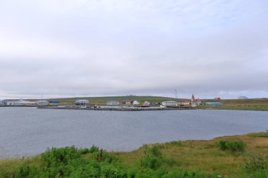İzlanda 'nın kuzeyindeki Raufarhofn köyünün kıyı şeridi.