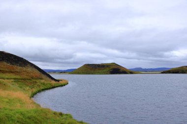 İzlanda Myvatn Gölü yakınlarındaki Skutustadir yakınlarında sözde kraterler, volkanlar ve jeotermal alanlar