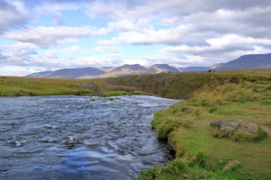 Avrupa, İzlanda 'da Svarta nehri üzerindeki Şelale çevresindeki Reykjafoss bölgesi.