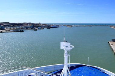 Danimarka 'daki Hirtshals - 23 Ağustos 2025: denizden feribot limanının manzarası