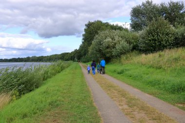 Almanya 'da Rendsburg - 22 Ağustos 2025: Kiel Kanalı' ndaki Rendsburg Yüksek Köprüsü 'nde insanlar doğanın tadını çıkarıyorlar.