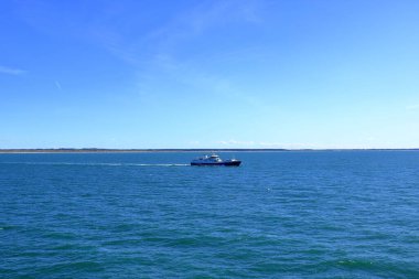 Kuzey Denizi, Danimarka - 23 Ağustos 2025: güneşli bir günde Kuzey Denizi 'nde gemi