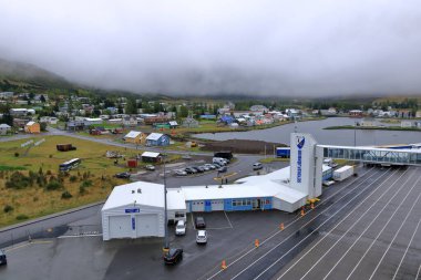 Seydisfjordur, İzlanda - Eylül 04 2025: Rıhtımdaki Smyril hattından nakliye karavanları