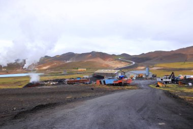 Myvatn, İzlanda - 03 Eylül 2025: Jeotermal İzlanda sanayisi, yenilenebilir enerji, BjamarFlag bölgesi