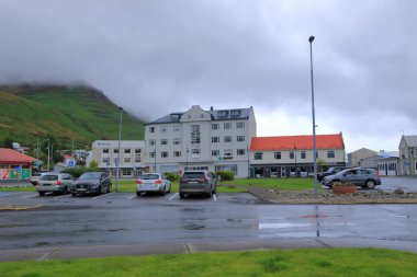 Siglufjordur, İzlanda - 30 Ağustos 2025: Bulutlu bir günde güzel köy manzarası