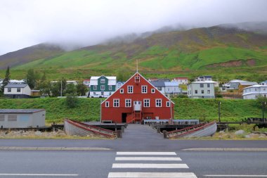 Siglufjordur, İzlanda - 30 Ağustos 2025: Bulutlu bir günde güzel köy manzarası