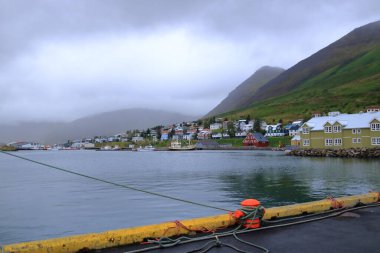 Siglufjordur, İzlanda - 30 Ağustos 2025: Bulutlu bir günde güzel köyün limanında