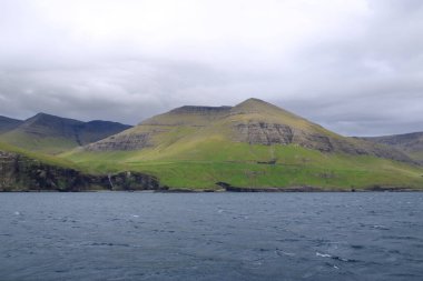 Danimarka 'nın Faroe Adaları' ndaki Vagar Adası 'ndaki Skardsafossur Şelalesi