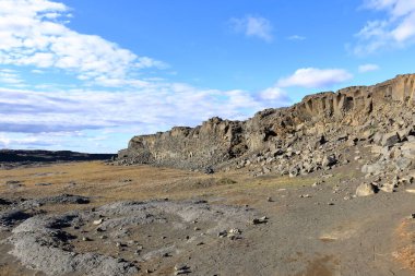 İzlanda 'daki Vatnajokull Ulusal Parkı' ndaki Dettifoss şelalesine giden kayalık yol.