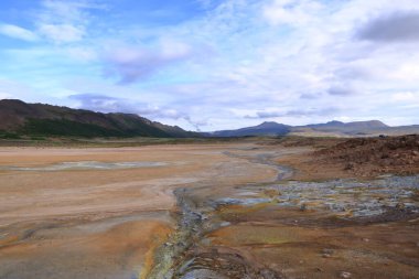 Hver jeotermal alanı, Hverarond olarak da bilinen İzlanda 'da kaynayan çamur havuzları ve dumanı tüten fümerolleri ile