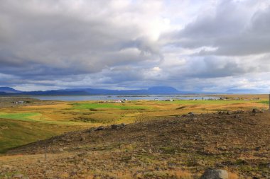 İzlanda Myvatn Gölü benzersiz yanardağ kraterleri, harika İzlanda manzarası, yaz mevsimi