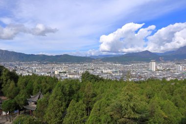 Çin 'in Yunnan eyaletindeki Lijiang şehrinin hava manzarası.