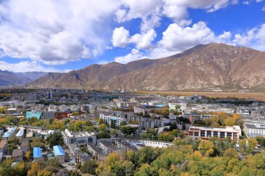 Çin 'deki Tibet' teki Potala Sarayı 'ndan Lhasa kasabasına ve dağlara bakın.