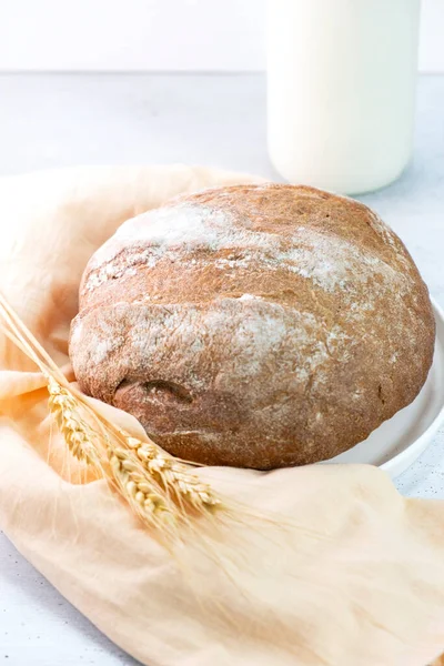 Fresco Cozido Artesanal Caseiro Fermento Centeio Pão Farinha Branca Cortado — Fotografia de Stock