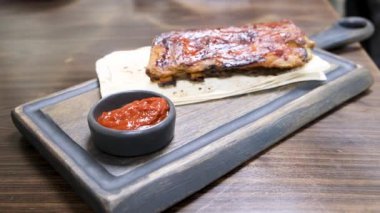 Izgaranın üstünde ızgara pirzola, üzerine soğan halkaları ve sıcak patates, Amerikan yemeği, fast food.