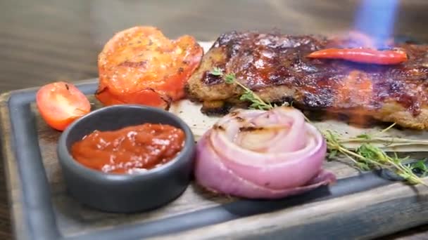 Costillas Parrilla Americanas Cubiertas Con Salsa Barbacoa Con Aros Cebolla — Vídeos de Stock