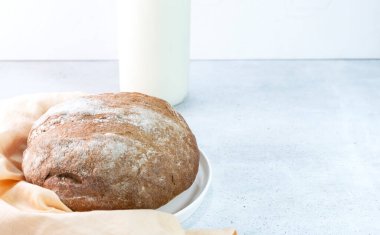 Taze pişmiş ev yapımı ekşi ekmek ve çavdar ekmeği. Dilimlenmiş. Üst Manzara. Kapatın. Boşluğu kopyala.