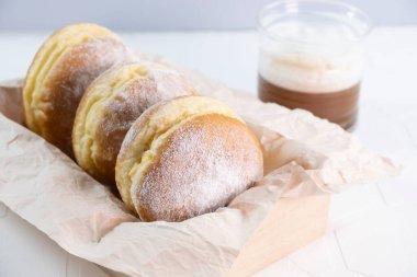 Taze çörek ve kahve.