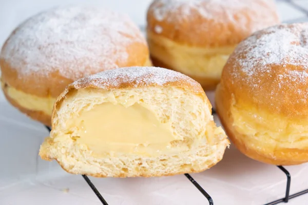 전통적 폴란드 도넛들은 있습니다 바닐라 크림이 곁들인 맛있는 — 스톡 사진