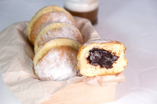 전통적 폴란드 도넛들은 있습니다 초콜릿을 곁들인 맛있는 — 스톡 사진