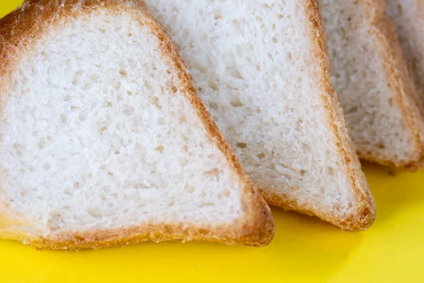 Pão branco fatiado no fundo amarelo, vista superior — Fotografia de Stock