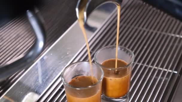 Process för att göra kaffe med kaffebryggare till glas transparent kopp, espresso kaffe kommer ut från en automatisk kaffebryggare maskin. Dryckesdryck till frukost. — Stockvideo