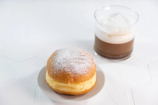 나무로 된 흰색 배경 위에 커피 한잔과 도넛 한 잔 — 스톡 사진