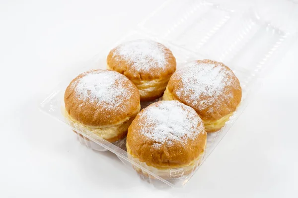 도넛의 근접 사진, 베를린 팬케이크, 설탕 가루와 함께 소박 한 나무 테이블에서 제공되는 설탕 — 스톡 사진