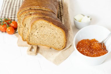 Beyaz zemin üzerinde kırmızı havyar olan dilimler. Üst Manzara. Boşluğu kopyala.