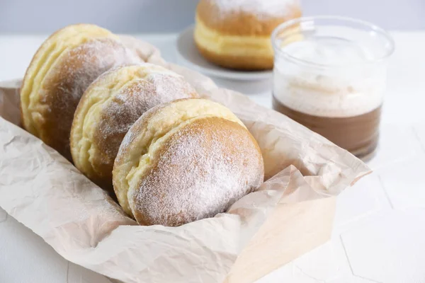Taze çörek ve kahve.