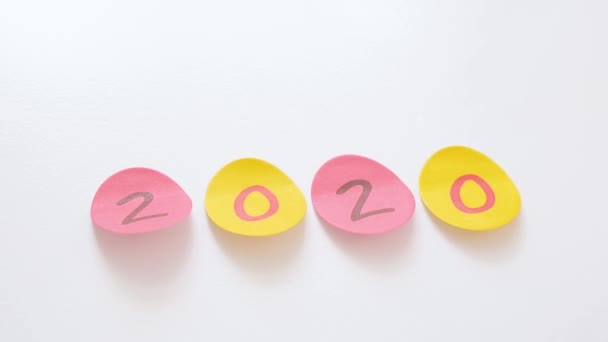 Una mano de mujer pega el número 1 en el calendario 2021, el cambio de año, el nuevo año 2021 ha llegado. — Vídeos de Stock