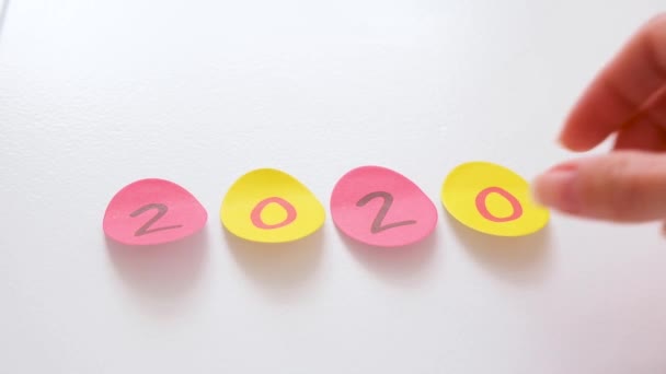 Una mano de mujer pega el número 1 en el calendario 2021, el cambio de año, el nuevo año 2021 ha llegado. — Vídeo de stock