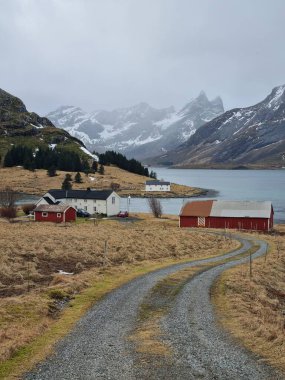Ramberg, Lofoten Adaları 'ndaki küçük balıkçı kulübeleri