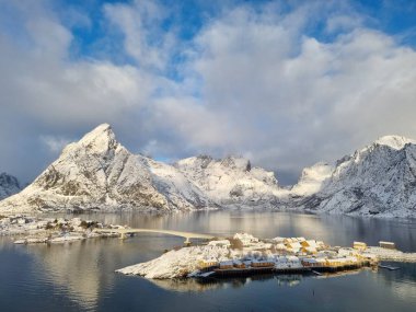 Lofoten, Norveç 'teki Reine Köyü. Olstinden dağları ve fiyort, Reinefjord köyü. Denizi çevreleyen balıkçı kulübeleri.