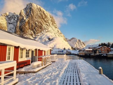 Norveç 'in Lofoten Adaları' ndaki Hamnoy veya Hamny balıkçı köyünün Panorama kış manzarası. Arkasında fiyortlar ve dağlar olan güzel gündoğumu ve balıkçı köyleri.