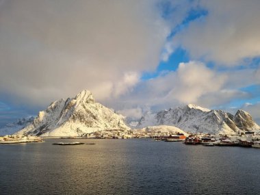 Reinefjorden 'a panoramik manzara ve gündoğumunda arka planda dağlar - Reine, Lofoten Adaları, Norveç 