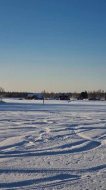 İsveç, Laponya 'da karlı dağlarla çevrili donmuş bir göl manzarası.