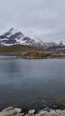 Lofoten adalarında, karla kaplı dağlar ve fiyortlar arasında yer alan, Norveçli geleneksel balıkçı köyü Sund.