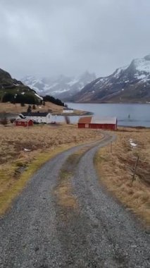 Ramberg, Lofoten Adaları 'ndaki küçük balıkçı kulübeleri