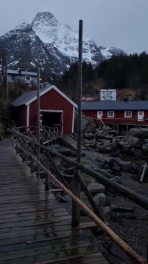 Nusfjord Moskenesoya adası Lofoten takımadaları Norveç UNESCO tarafından en iyi korunmuş balıkçı köyü olarak korunan Lofoten adalarındaki Nusfjord köyünün limanı 