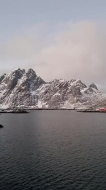 Lofoten adalarında, karla kaplı dağlar ve fiyortlar arasında yer alan, Norveçli geleneksel balıkçı köyü Sund.