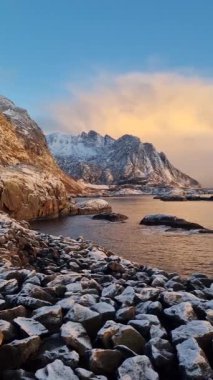Norveç, Arktik, İskandinavya, Avrupa 'nın kışın Lofoten Gölü' ndeki güzel kar dağları ve mavi gökyüzü manzarası yansıyor.. 