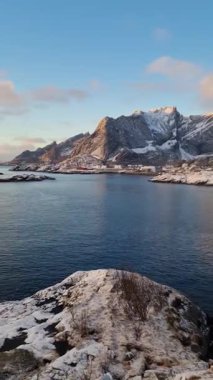 Norveç fiyordu ve Dağları kar kış ile. Lofoten Adaları, Norveç