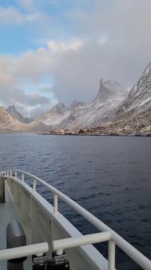 Fiyortta bir balıkçı teknesi. Lofoten Adaları, Norveç. Endüstriyel balıkçılık İnsansız hava aracı görüntüsü. Dağlar ve deniz. Norveç 'in Resmi