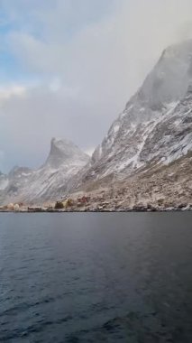 Kjerkfjord, Lofoten Adaları, Kuzey Norveç 'teki küçük Rostad köyü - Smal Sahil Köyü' nün güzel sıkıştırılmış manzarası .