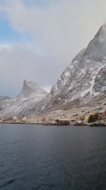 Kjerkfjord, Lofoten Adaları, Kuzey Norveç 'teki küçük Rostad köyü - Smal Sahil Köyü' nün güzel sıkıştırılmış manzarası .