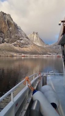 Fiyortta bir balıkçı teknesi. Lofoten Adaları, Norveç. Endüstriyel balıkçılık İnsansız hava aracı görüntüsü. Dağlar ve deniz. Norveç 'in Resmi