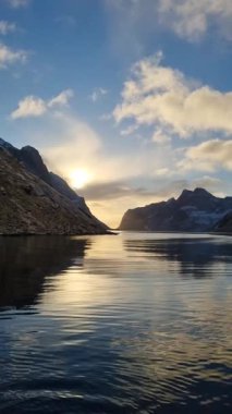 Lofoten Adaları 'nın güzel doğası. Norveç 'in dağları ve fiyortları. Kışın kıyı şeridi karla kaplanmış, fiyort manzarası, suda yansıma..