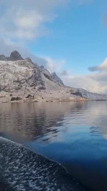 Kjerkfjord, Lofoten Adaları, Kuzey Norveç 'teki küçük Rostad köyü - Smal Sahil Köyü' nün güzel sıkıştırılmış manzarası .