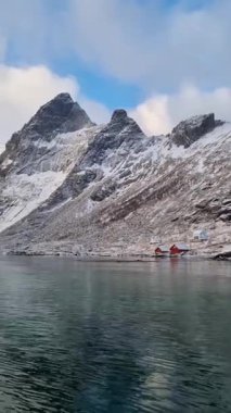 Kjerkfjord, Lofoten Adaları, Kuzey Norveç 'teki küçük Rostad köyü - Smal Sahil Köyü' nün güzel sıkıştırılmış manzarası .